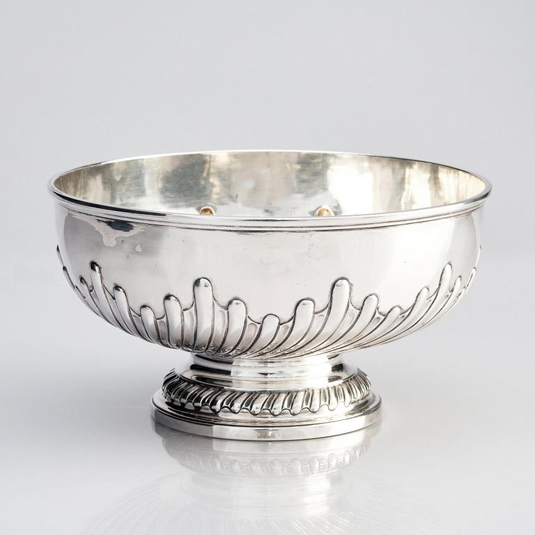 An English silver bowl, mark of Daniel Smith & Robert Sharp, London 1761/62.