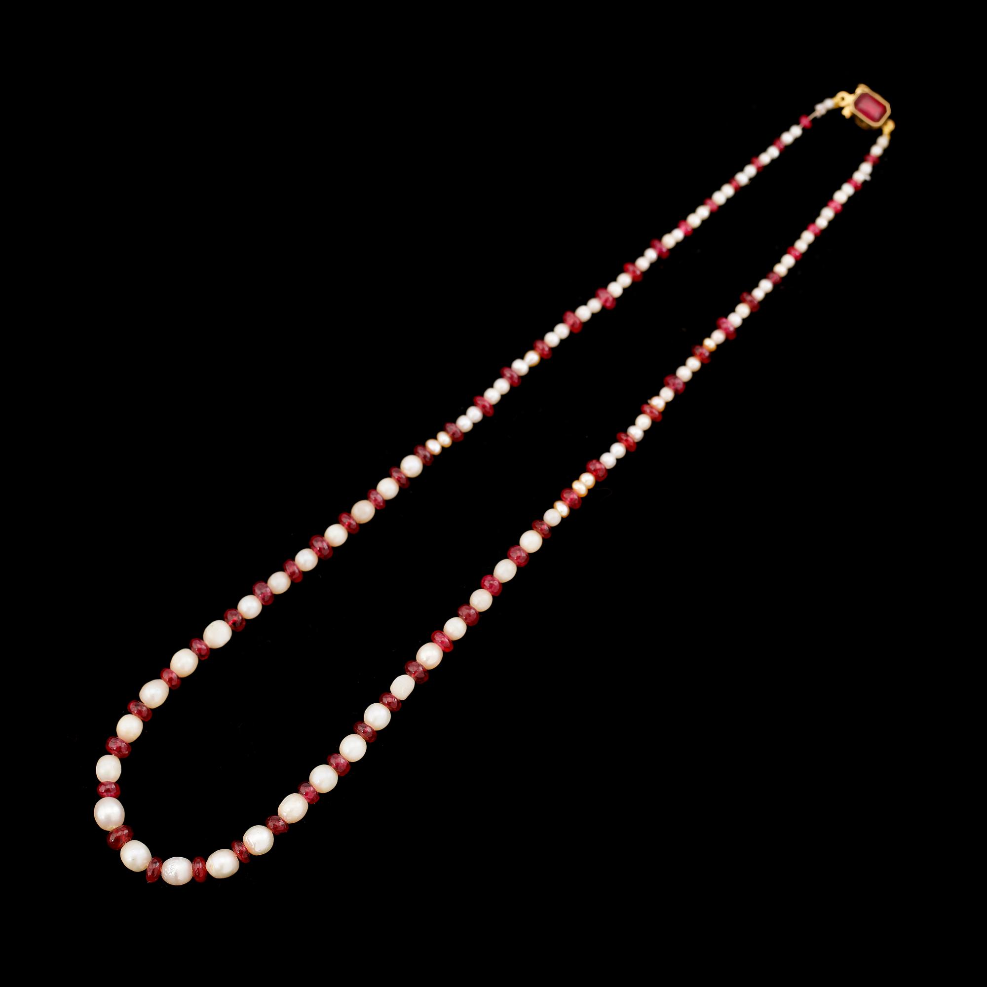 COLLIER, lås 18K guld, odlade pärlor och spineller.