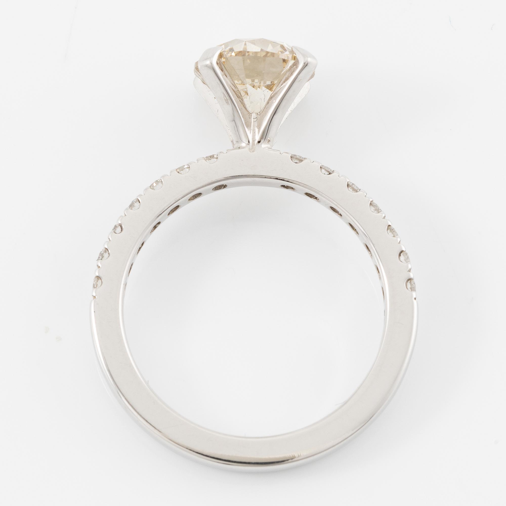 Ring, 18K vitguld med briljantslipad diamant.