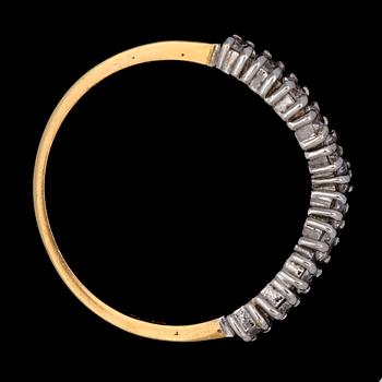 RING, 18K guld samt vitguld med 11 briljantslipade diamanter, tot ca 0,33 ct. Vikt ca 2,5g.