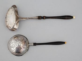 SÅSSLEV samt TESIL, silver, ostämplat, 1800-tal. Tot ca 32g.