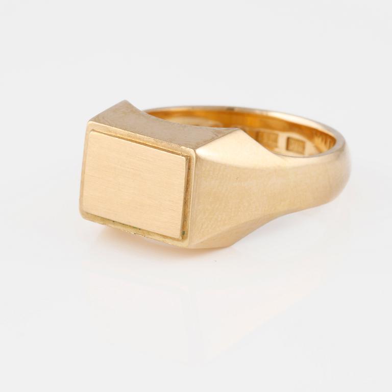 KLACKRING, 18K guld, Alton, Falköping, 1977. Vikt 16,1 gram.