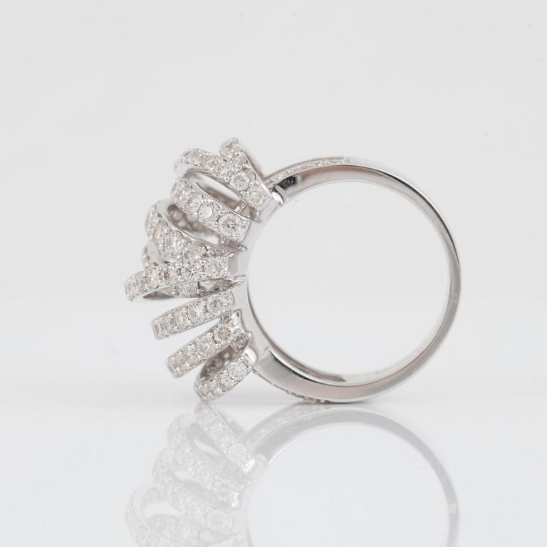 A diamond, circa 4.04 cts, ring.