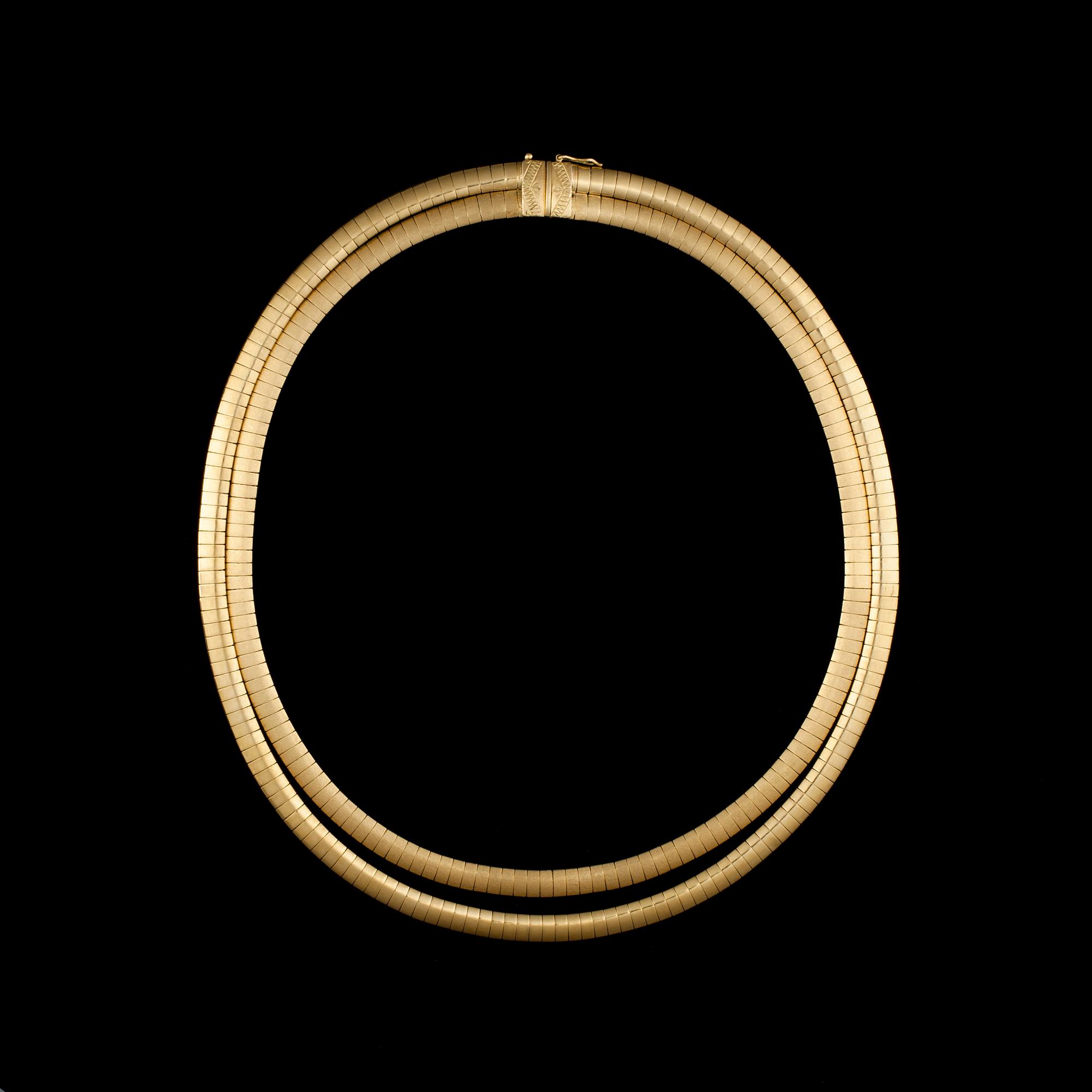 HALSBAND, 18K matt och glansigt guld, 2-radigt. Italien 1960-tal. Vikt 80 g.