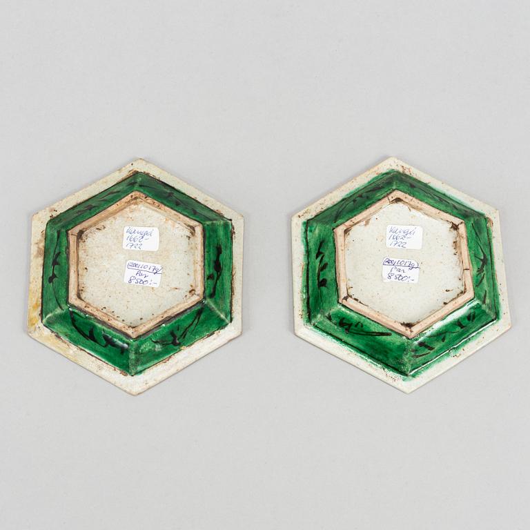 A pair of Kangxi cabaret dishes.