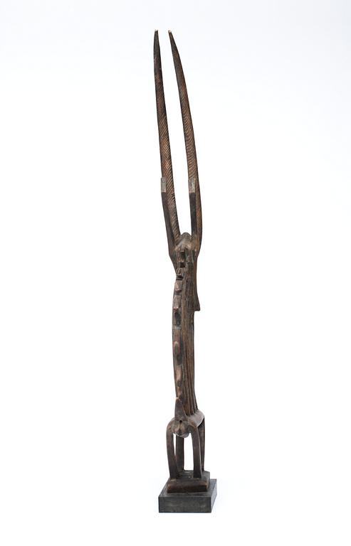 HUVUDPRYDNAD. Tshiwara (stiliserad antilop). Trä. Bambara-stammen. Mali ca 1920-1940. Höjd 86 cm.