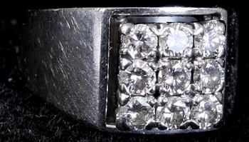 RING, vitguld samt 9 briljanter. Tot vikt 7 gram.