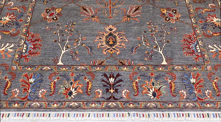 A Ziegler design carpet, approx. 318 x 202 cm.