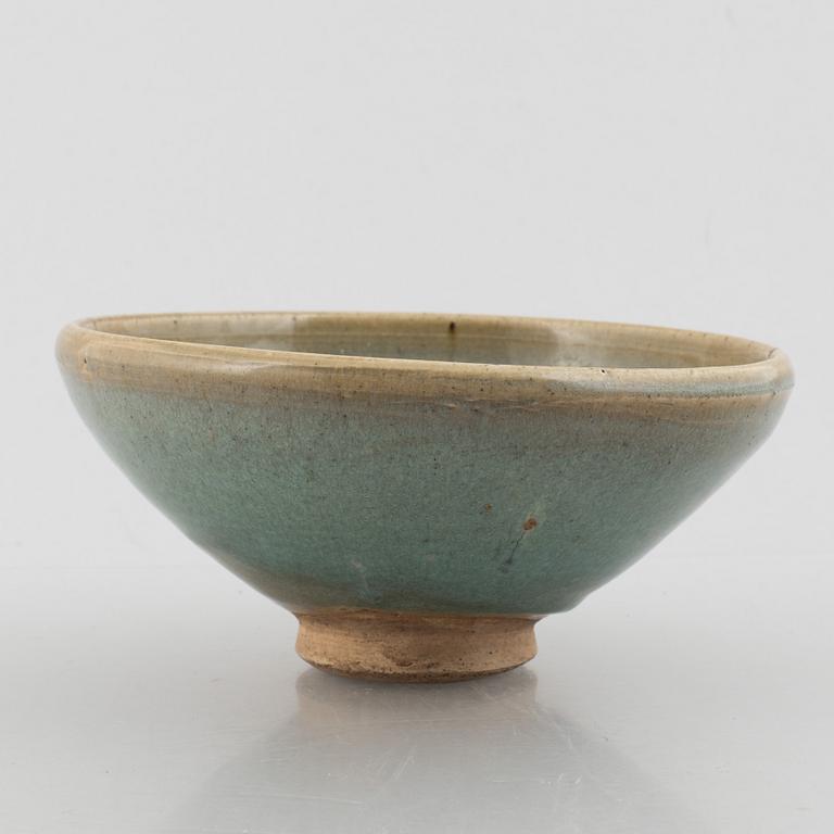 A Junyao glazed bowl. Yuan / Ming dynasty.