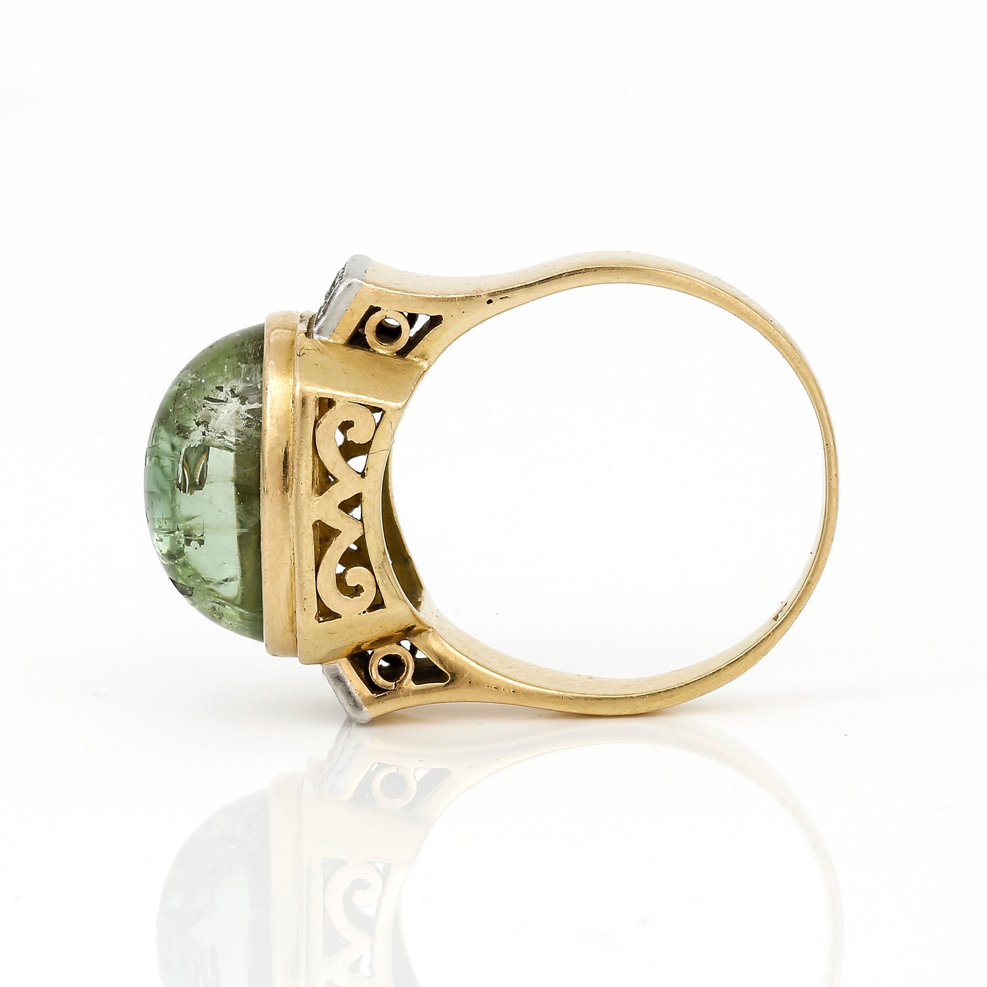 RING, 18K guld med åttkantslipade diamanter ca 0,12 ct och cabochonslipad grön turmalin, ca 8,04 ct. Vikt ca 8,01 g.