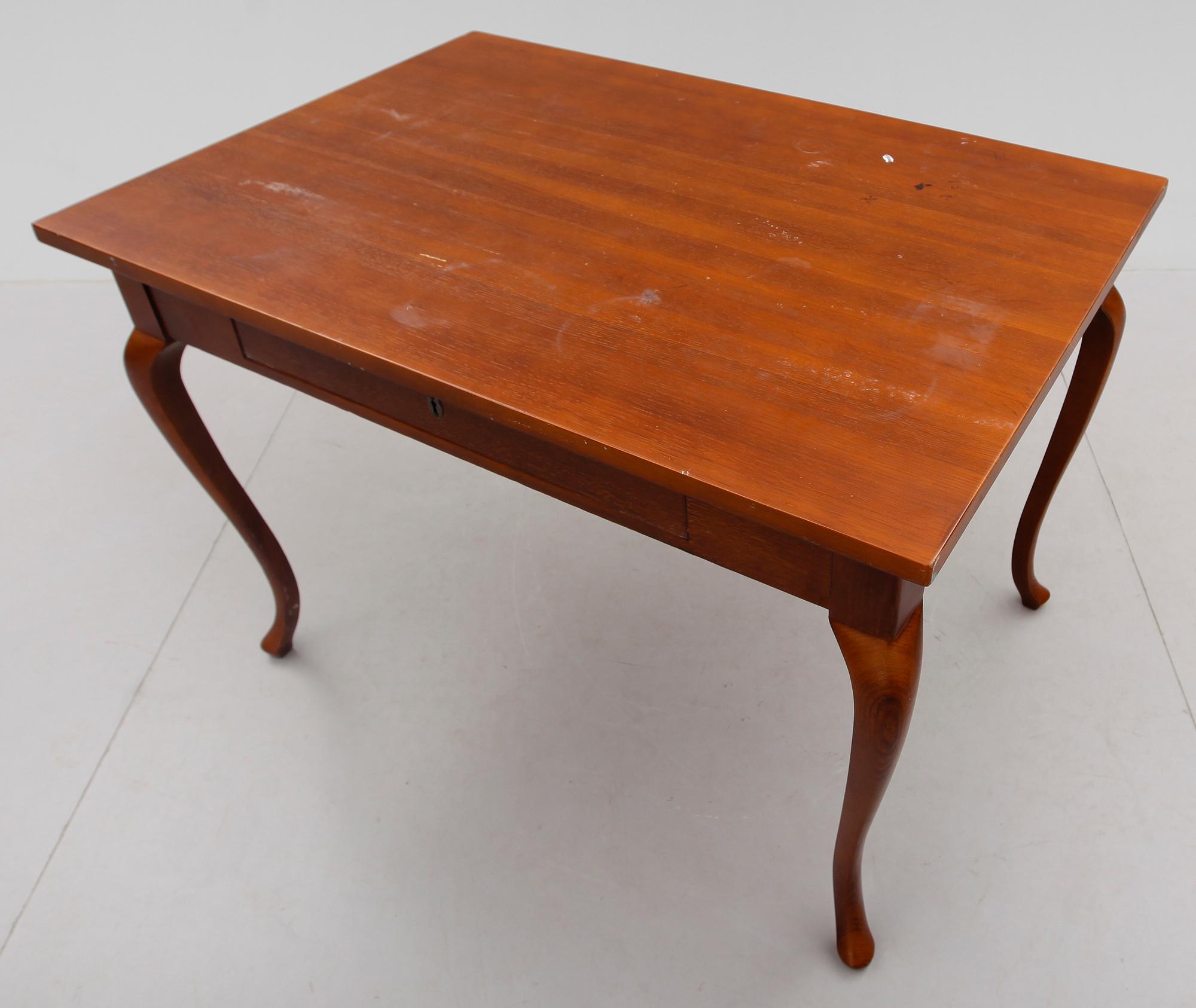 SKRIVBORD, rokokostil, 1900-talets andra hälft.