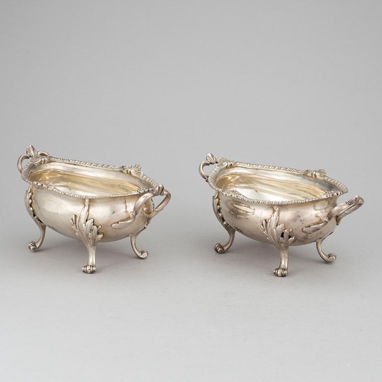 A PAIR OF BOWLS, silver, Fras Nicks, Butty & Dumee, London 1769. Tot ca 1039 grams.