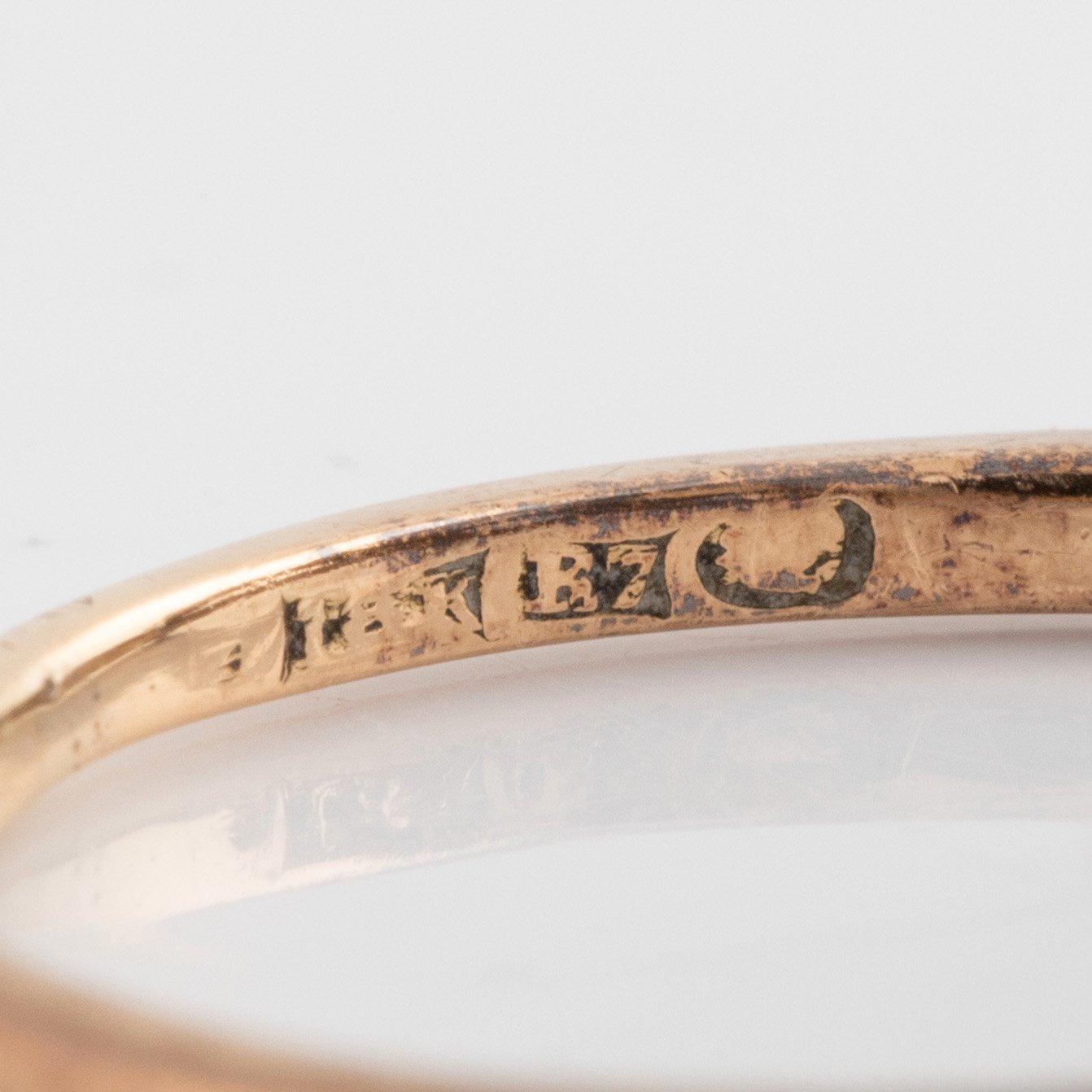 Ring 18K guld och platina med droppformade pärlor och gammalslipade diamanter.