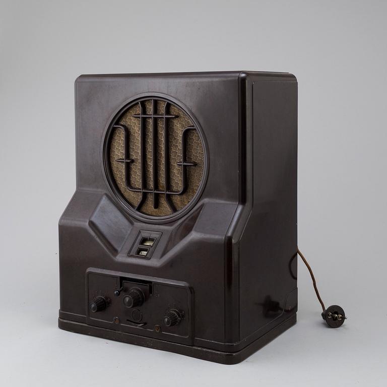 A 1930s radio.