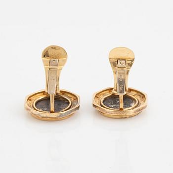 Örhängen, ett par 18K guld med mynt och briljantslipade diamanter.