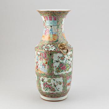 A group of 9 porcelain objects, Chinese and Japanese, 18th-20th century.