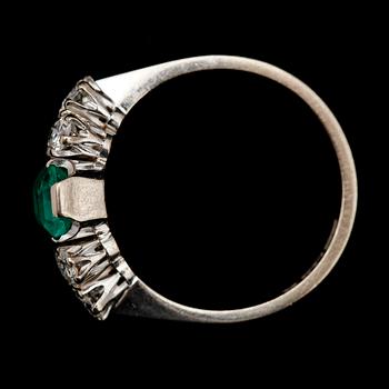 RING, 18 k vitguld, Stockholm 1975, med smaragd och briljanter.