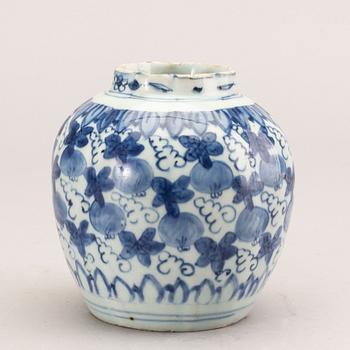 A blue and white jar, Ming dynasty, Wanli (1572-1620).