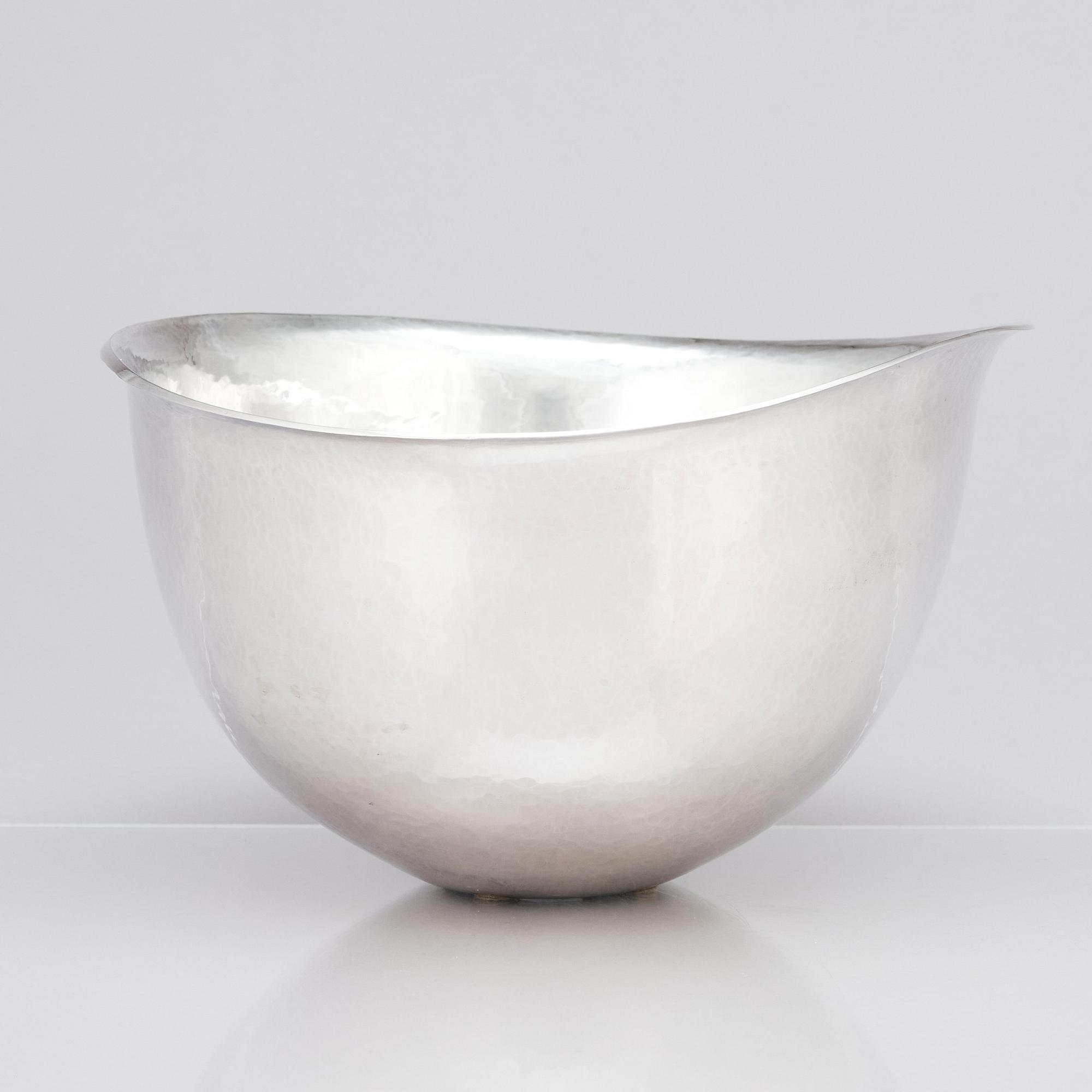Lars Håkansson, a sterling bowl, Konstindustriskolan, Göteborg 1978.