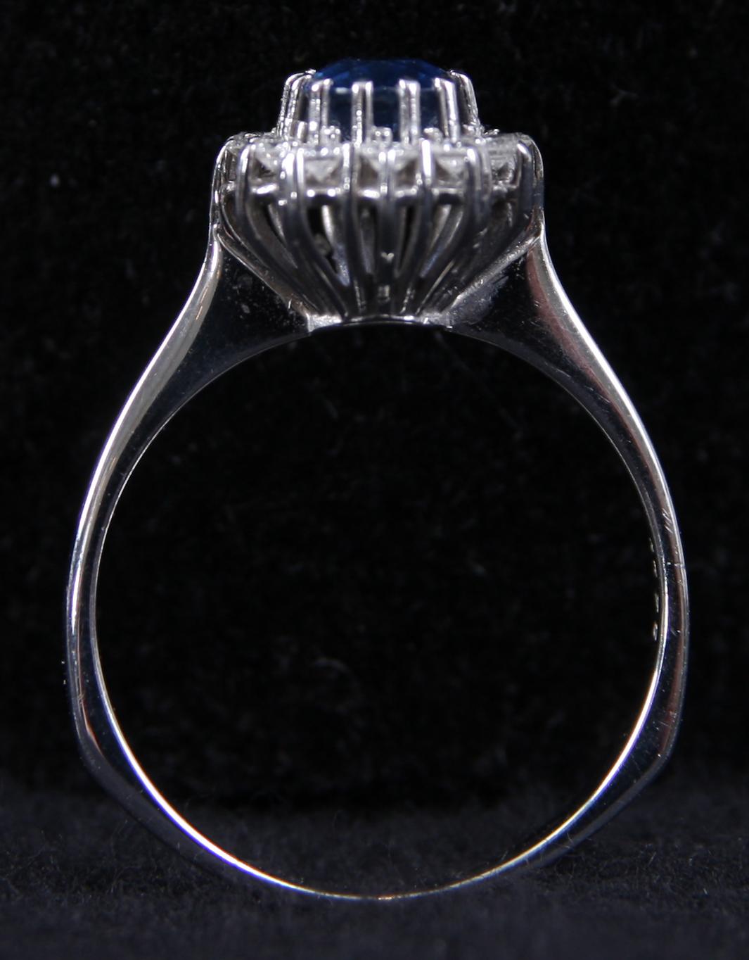 CARMOSERING, vitguld, 12 st briljanter samt safir. 1.01 ct enl inskription.