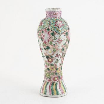 A pair of Chinese famille rose porcelain plates and a vase, Qing dynasty, 18th century.