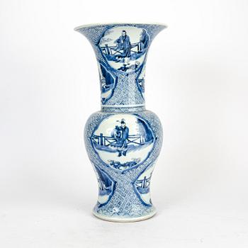 A blue and white vase, Qing dynasty, Kangxi (1662-1722).