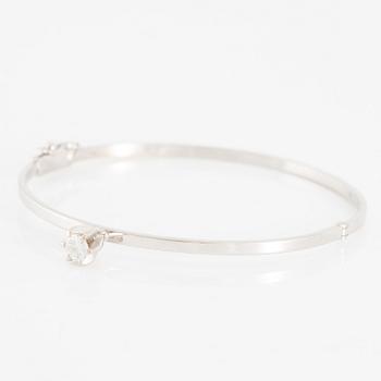 Bangle, 18K white gold with brilliant-cut diamond.