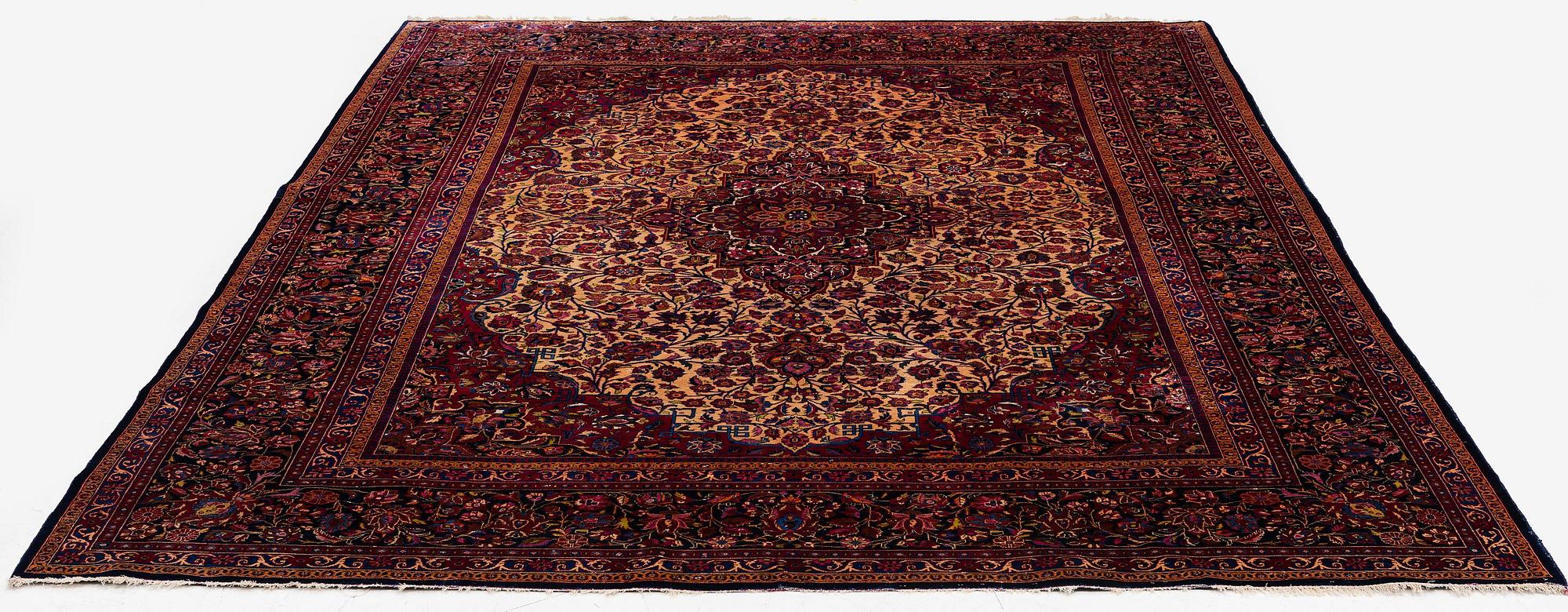 A semi-antique silk Kashan carpet, central Persia (Iran), c. 318,5 x 213,5 cm.