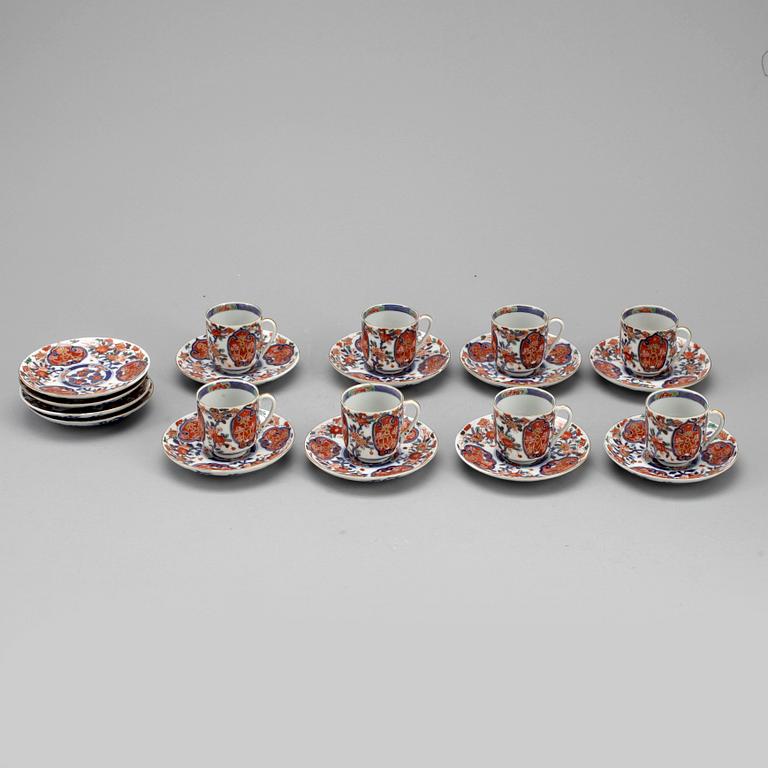 KAFFEKOPPAR MED FAT, 8 koppar med tolv fat, Kina.