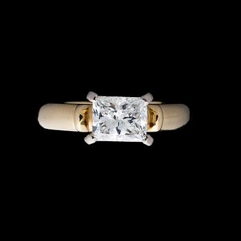 A RING, princess cut diamond, 18K gold. Asko Luukkonen, Helsinki 1998.