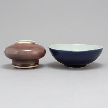 A bowl and a Chinese jar, Qing dynasty and 20th century.