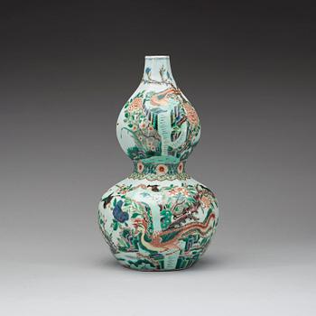 A famille verte calabash shaped vase, late Qing dynasty / early Republic.