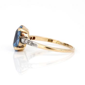 RING, med små diamanter och kuddslipad syntetisk blå spinell, totalt ca 2,38 ct, Hugo Strömdahl, Stockholm, 1927.