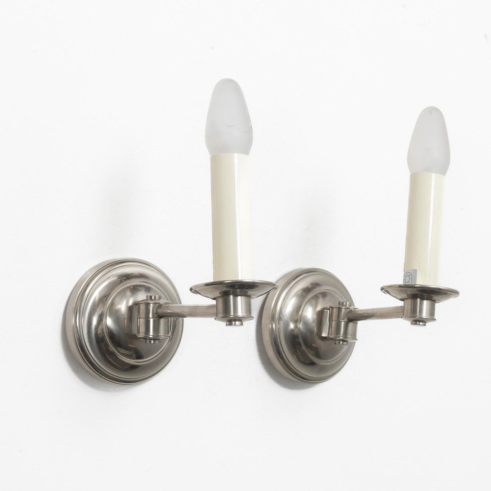 Vägglampor, ett par, "Sussex Swing Arm Bahtroom Wall Light" Vaughan, samtida.