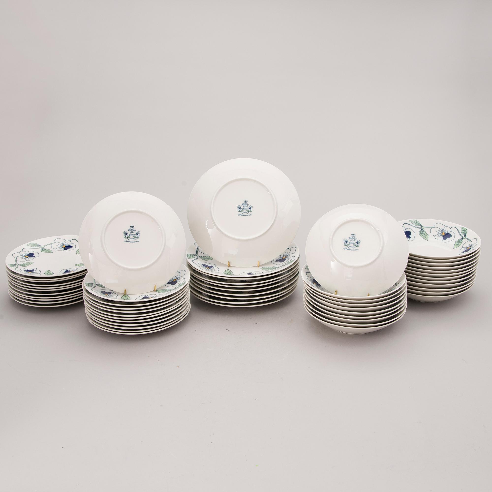 SYLVIA LEUCHOVIUS, 84 osaa, posliinia, "Sylvia", Juhla-astiasto, Rörstrand, 1900-luvun loppupuoli.