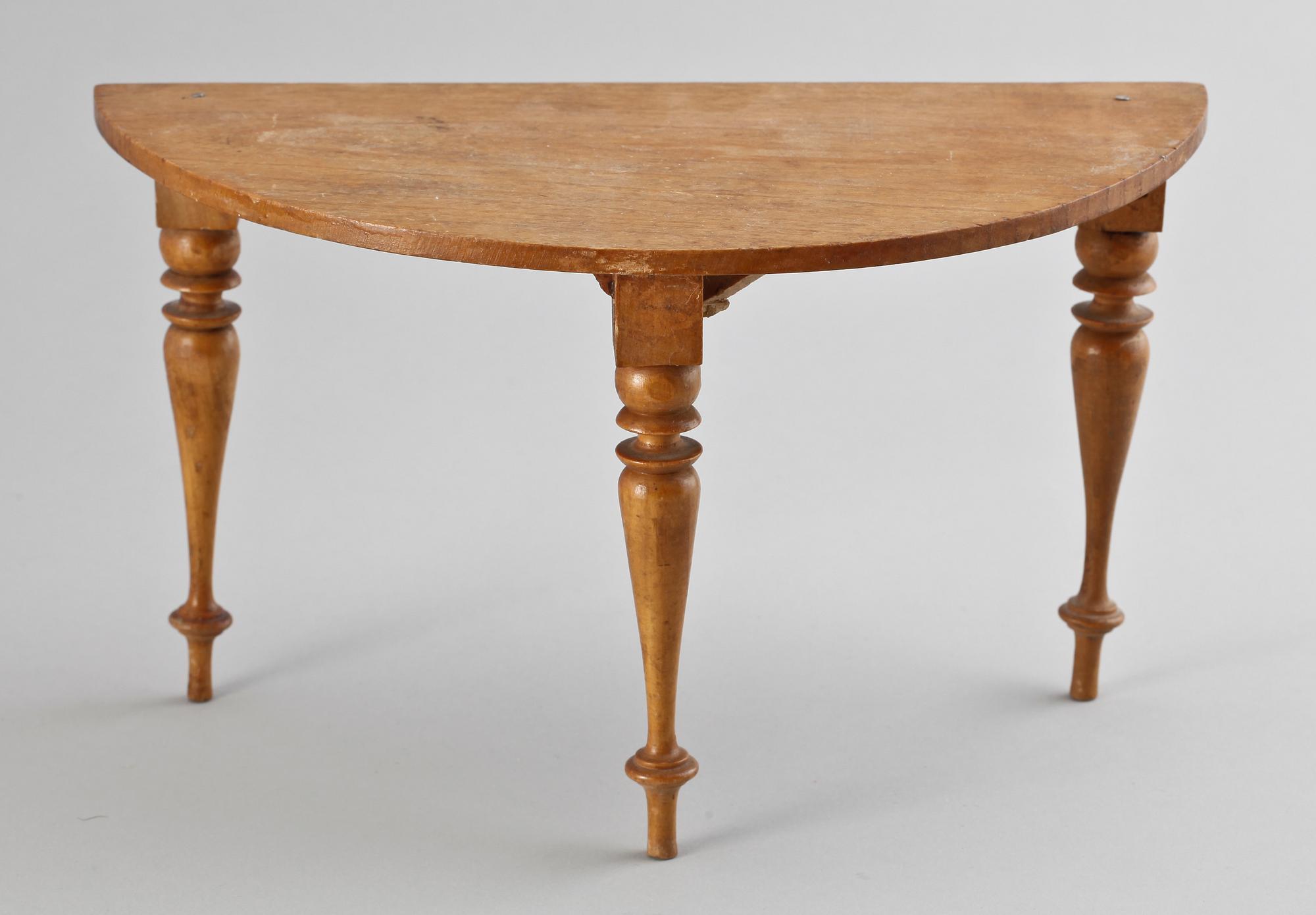 DOCKMÖBLER, 4 delar, troligen sent 1800-tal.