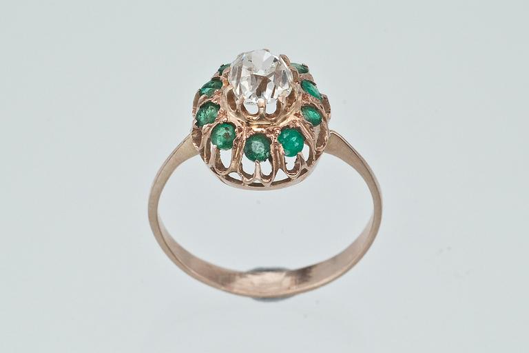 RING, gammalslipad diamant ca 0,70 ct och smaragder.