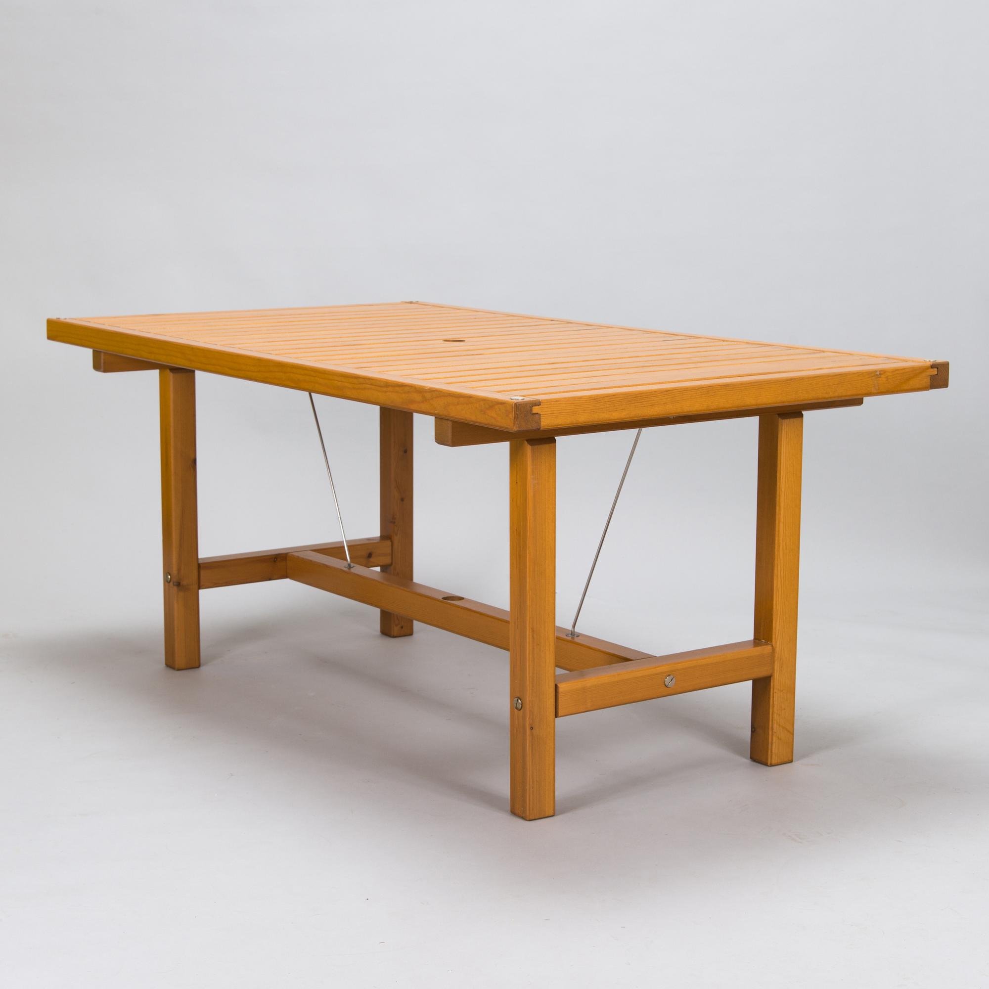 Elsa Stackelberg, a garden table and a pair of garden chairs, Fri Form, Edsbruk, Sweden, late 20th century.