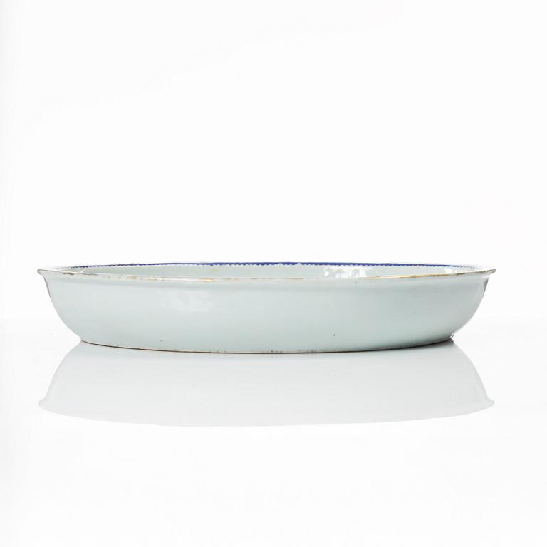 Form och stekfat, porslin, Kina, Qingdynastin, omkring 1800.