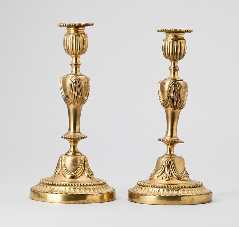 LJUSSTAKAR, ett par, mässing, Louis XVI-stil, 1800-talets slut.