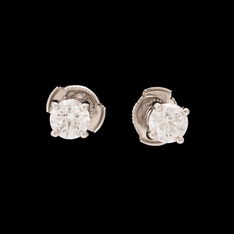 Tiffany & Co, örhängen ett par 950 platina samt runda briljantslipade diamanter.