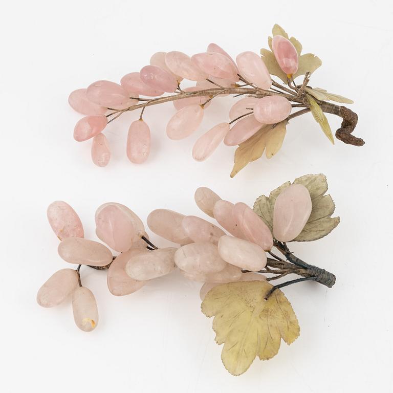 A set of eight decorative grapes in the material nephrite, quarts, amethyst.