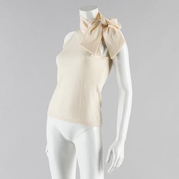 Creamwhite cashmere top by Ralp Lauren.