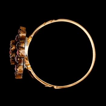 RING, 18 k, 1959, med granater. Total vikt ca 3 g.