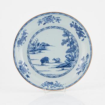 A blue and white porcelain dish, China, Qing dynasty, 18th century.