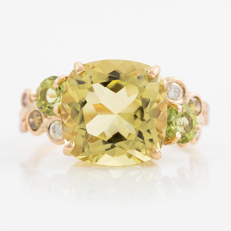 Ring, Mandelstam, 18K guld med limekvarts, peridot och briljantslipade diamanter.