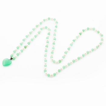 Collier med odlade pärlor och krysopras.