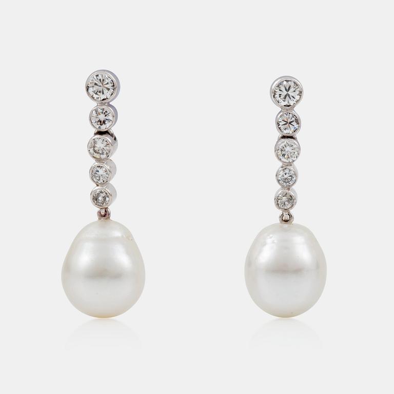 ÖRHÄNGEN med briljantslipade diamanter totalt ca 0.70 ct samt odlade barocka pärlor.