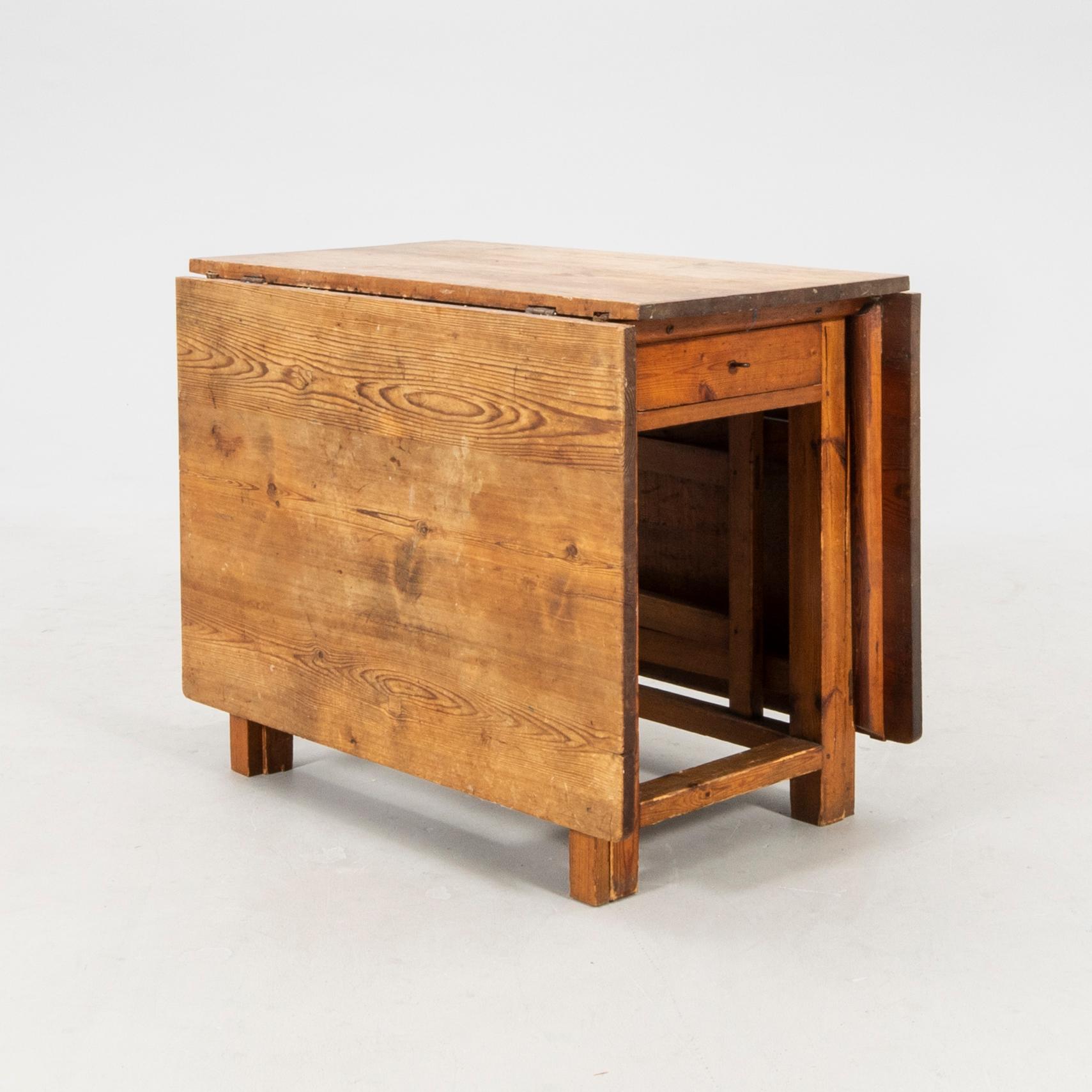 Drop-leaf table, late 19th century.