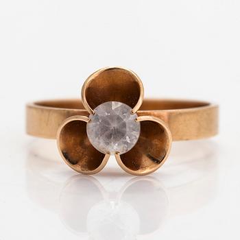 Elis Kauppi, ring, 14K guld och syntetisk spinell. Kupittaan Kulta, Åbo 1976.